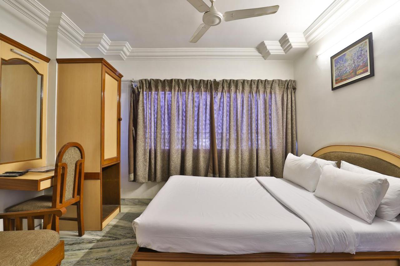 Hotel Midtown Сурат Екстер'єр фото