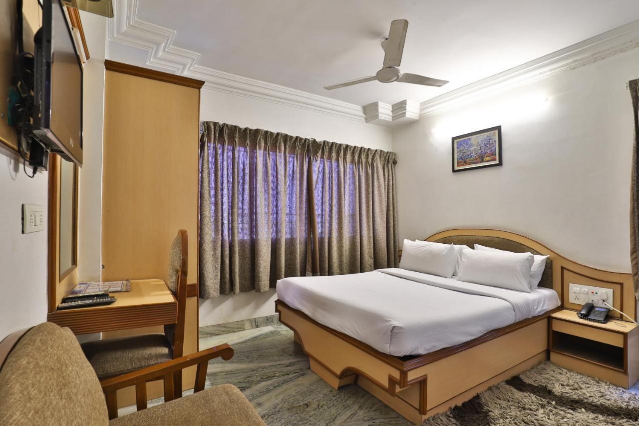 Hotel Midtown Сурат Екстер'єр фото